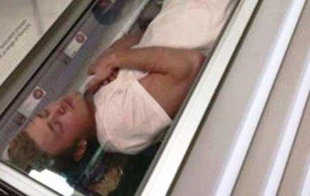 Inggris Dilanda Gelombang Panas, Pria Ini Tidur di Freezer Pabrik Es