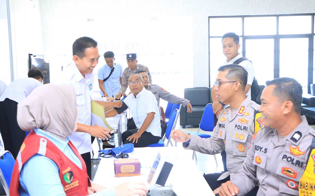 Kegiatan pemeriksaan kesehatan bagi ratusan anggota polres Ngawi yang terlibat dalam pengamanan TPS