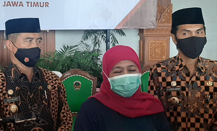 Gubernur Jawa Timur, Khofifah Indar Parawansa (tengah). (foto: ist).