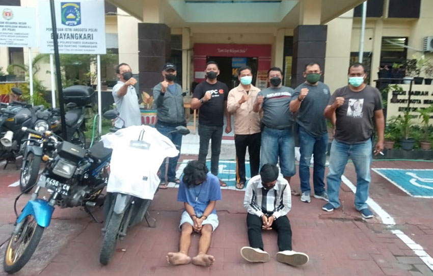Kedua pelaku bersama Satreskrim Polsek Tambaksari dan sejumlah barang bukti.