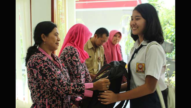 Salah seorang siswi SMP menerima seragam gratis dari Pemkot Blitar.