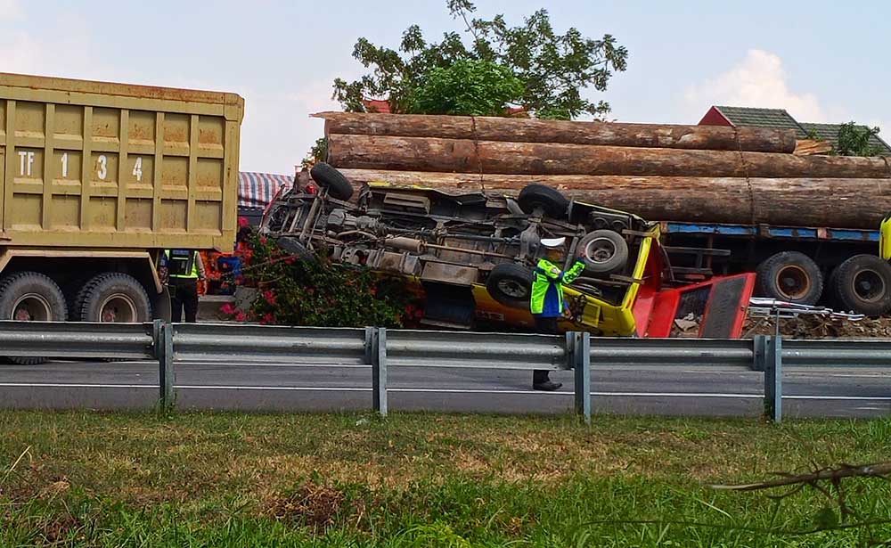 Ini Identitas Korban Tewas dan Luka Lakajol Maut Truk Trailer Tabrak Mobil Elf di Tol Kebomas Gresik