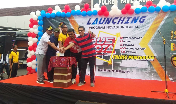 Kapolres bersama Sekdakab dan Dandim 0826, serta Kajari Pamekasan saat melaunching Program Pelayanan publik "Bus Kota" dengan menekan tombol.