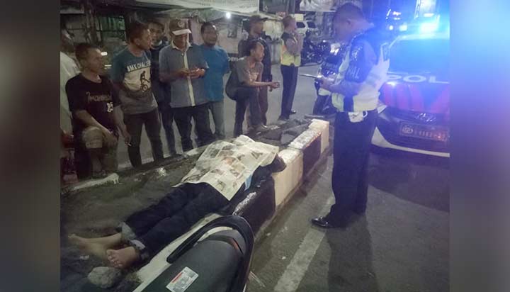 Korban ditutup koran.
