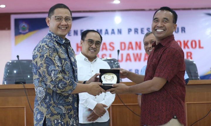 Karo Humas dan Protokol Setda Prov Jatim, Aries Agung Paewai saling bertukar cinderamata dengan Karo Humas Protokol NTB, Najamuddin Amy. foto: ist