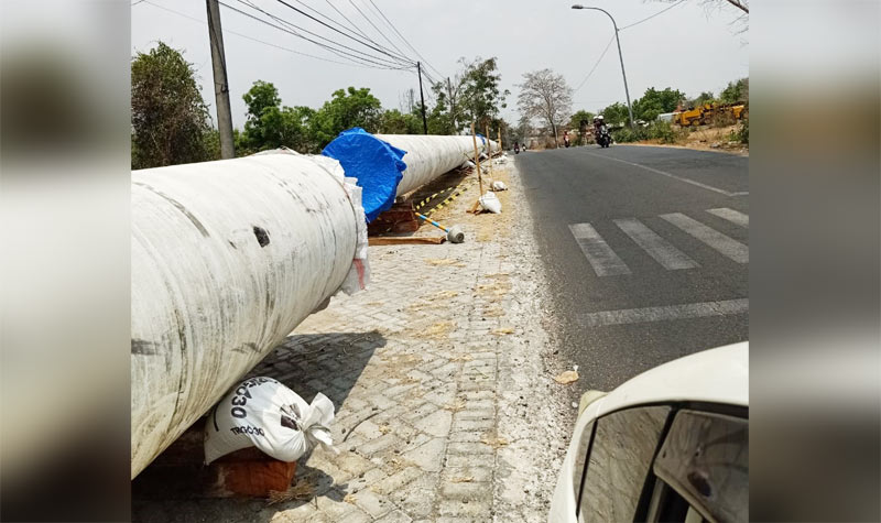 Pipa air untuk proyek PDAM berupa distribusi air dari BGS tergeletak di sepanjang jalan Desa Melirang, Bungah. foto: ist