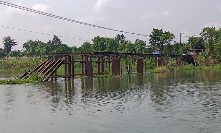 Segera Dibangun Kembali, Pemkab Kediri Mulai Preteli Sisa Jembatan Mrican