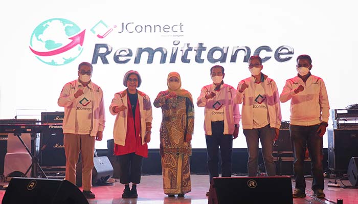 Suasana launching JConnect Remittance yang dihadiri Gubernur Khofifah dalam rangka memperingati HUT ke-61 Bank Jatim.