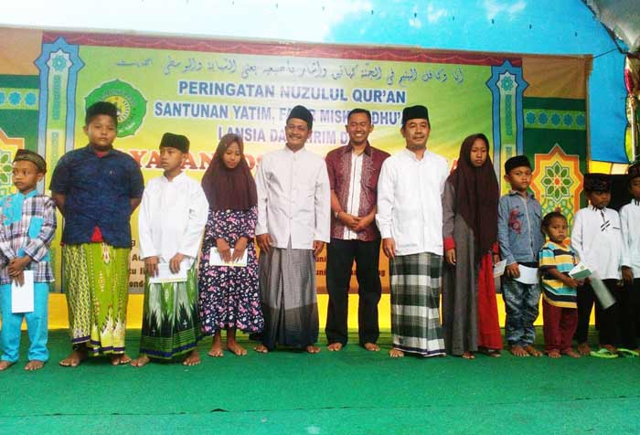 Perwakilan geng motor bersama perwakilan yayasan dan anak-anak yatim.