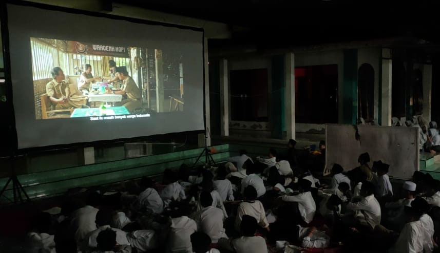 Para santri santriwati Ponpes Tabassam Al-Falah Ploso, saat mengikuti nonton bareng. Foto: Ist