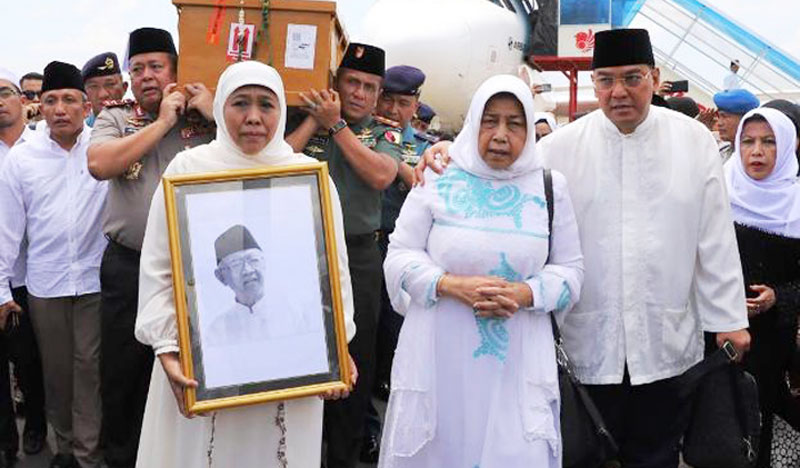 Gubernur Khofifah Sambut Kedatangan Jenazah Gus Sholah Bersama Forkopimda Jatim 