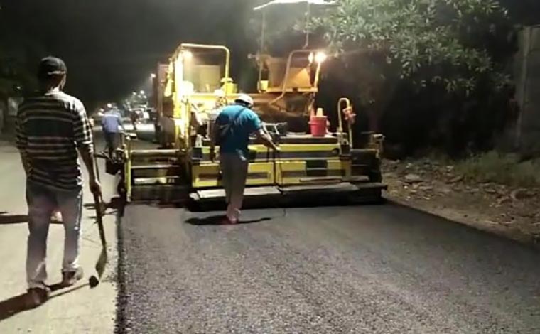 DPUTR Gresik Kerja Maraton Siang Malam Perbaiki Kerusakan Jalan Mayjend Sungkono