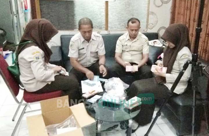 Para pejabat dan pegawai BPPKAD diminta menghitung uang hasil OTT. foto: ist