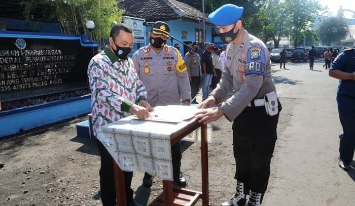 Petugas Polres Probolinggo Kota saat kampanye Jatim Bermasker.