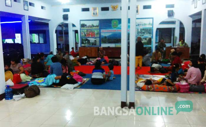 Warga Desa Ngadirenggo mengungsi di Pendopo Kecamatan Pogalan. foto: HERMAN/ BANGSAONLINE