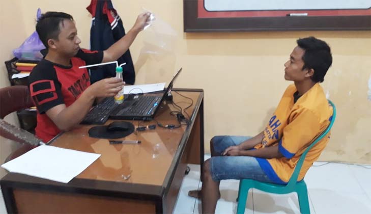 Tersangka saat diinterogasi di Mapolsek Sumbersari.