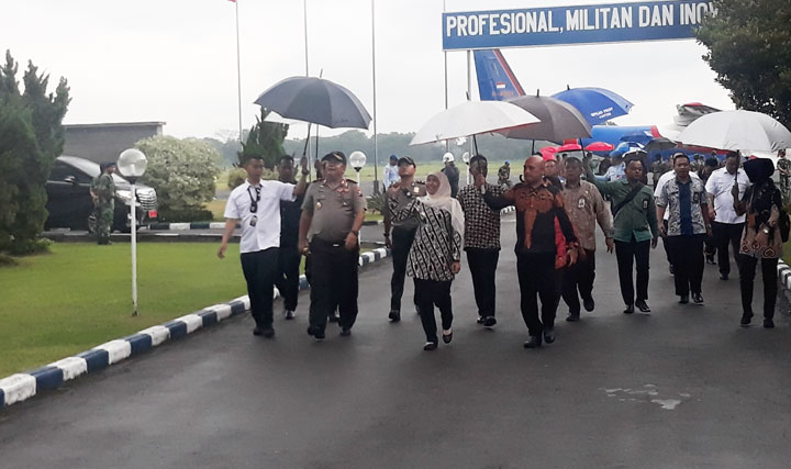 Gubernur Khofifah bersama Kapolda Jatim usai melepas Mendagri Tito Karnavian di Lanud Iswahyud, Magetan. foto: DIDI ROSADI/ BANGSAONLINE