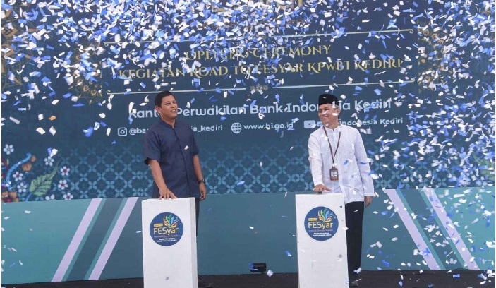 Wali Kota Kediri Abdullah Abu Bakar (kiri) dan Kepala KPwBI Kediri M. Choirur Rofiq, saat membuka Road to Fesyar 2022. Foto: Ist.