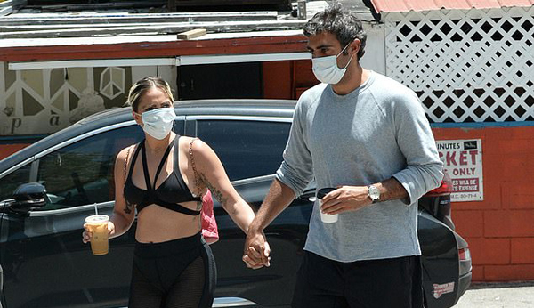 Lady Gaga Pacaran Pakai Masker, Bagaimana Jika Ingin Ciuman?