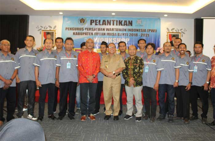Pengurus PWI Tuban foto bersama dengan Wakil Bupati Noor Nahar, perwakilan PWI Jatim dan Dewan Pers usai pelantikan.