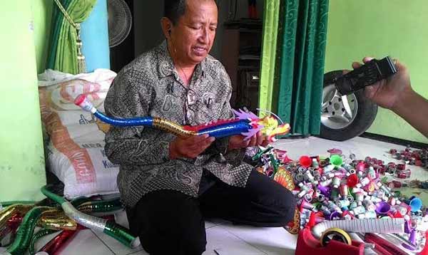 BERKAH: Warga menunjukkan hasil kerajinan berupa terompet, di Dusun Bulakatu, Desa Sumberaji, Kecamatan Sukodadi, Lamongan, kemarin. foto detik.com