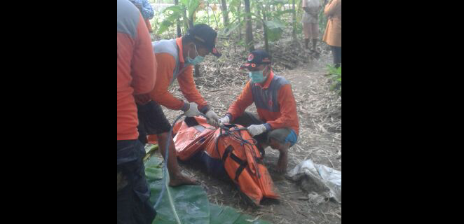 DITEMUKAN: Jasad Yaeman (65), warga Dusun Dawung RT 10 RW 02, Desa Mojodelik, Kecamatan Gayam ditemukan Tim SAR, Selasa (17/2). Foto: Eky Nurhadi/BangsaOnline.com