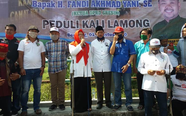 Gus Yani dan Bu Min (Niat) bersama para pendukung saat penandatangan pakta integritas penanganan banjir Kali Lamong. foto: ist.