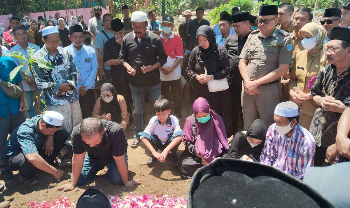 Mantan Wali Kota Probolinggo Buchori Berpulang, Ratusan Warga dan Pejabat Hadiri Pemakaman