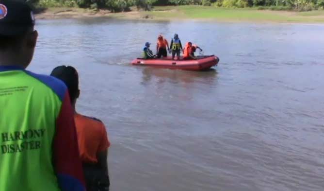 Tim BPBD saat menyisir sungai untuk mencari korban. foto: SUWANDI/ BANGSAONLINE