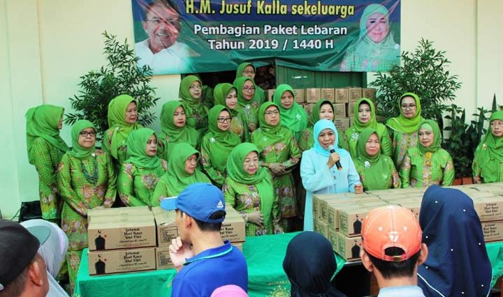 Ketua Umum PP Muslimat NU, Khofifah Indar Parawansa memberi sambutan sebelum pembagian paket Lebaran di Kantor PP Muslimat NU di Jl. Pangadegan Timur Raya No. 2, Pancoran, Jakarta Selatan, Sabtu (25/5). foto-foto: istimewa