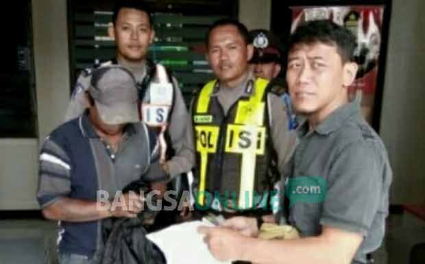 Pengendara (bertopi) yang diamankan petugas di Pos Polisi Wonokromo Surabaya.