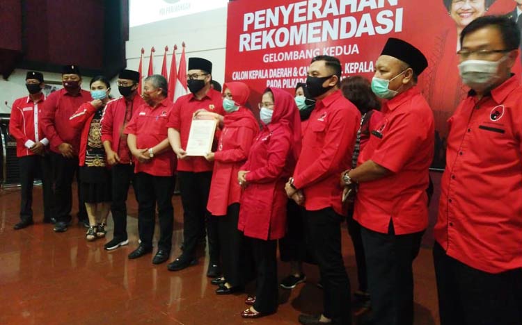 Penyerahan rekom PDIP untuk 6 bakal calon kepala daerah yang dilaksanakan di kantor DPD PDIP Jatim, beberapa waktu lalu.