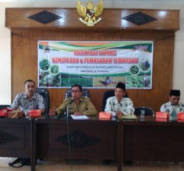 Kabid Perkebunan Dishutbun Sumenep Joko Suwarno ketika sampaikan aspirasi terkait orientasi lapangan,   kemitraan dan pemasaran tembakau kemarin. (ft-faisal er/HARIAN BANGSA)