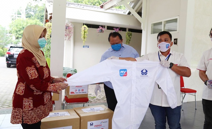 Bupati Kediri, dr. Hj. Haryanti Sutrisno saat menerima bantuan di Joglo Pemkab Kediri. foto: kominfo