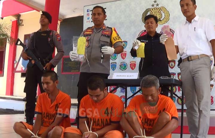 Ketiga tersangka saat diekspos di Mapolres Blitar. foto: AKINA/ BANGSAONLINE