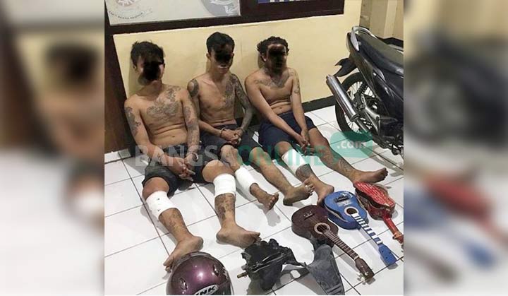 Para pelaku saat diamankan di Mapolres Ngawi. foto: ZAINAL ABIDIN/ BANGSAONLINE