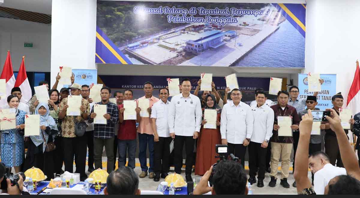 Menko AHY dan Wamen ATR/BPN Serahkan 160 Sertifikat Tanah di Sulteng