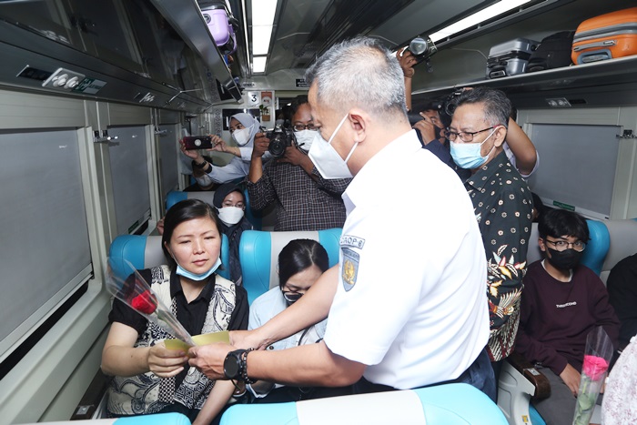 Executive Vice President KAI Daop 8 Surabaya, Heri Siswanto saat kampanye di Stasiun Surabaya Gubeng.
