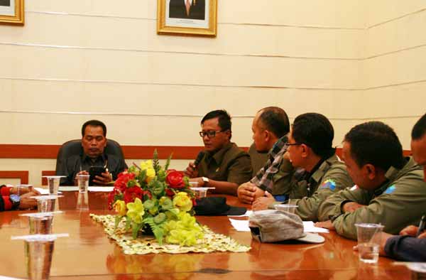 Wakil Ketua DPRD Gresik Solihudin (FKB), didampingi Ketua Komisi D Muntarifi, ketika menemui buruh PT. Smelting. foto: SYUHUD/ BANGSAONLINE