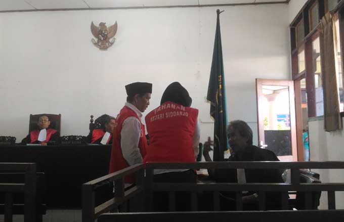 Kedua terdakwa saat konsultasi dengan penasehat hukum Posbakum Sidoarjo. foto: nanang i/ BANGSAONLINE
