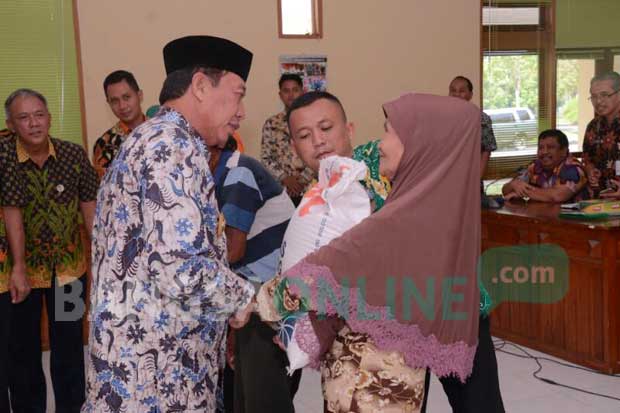 Tuban Mulai Salurkan Rastra, Bupati Minta Camat dan Kades Data Warga Miskin Secara Akurat