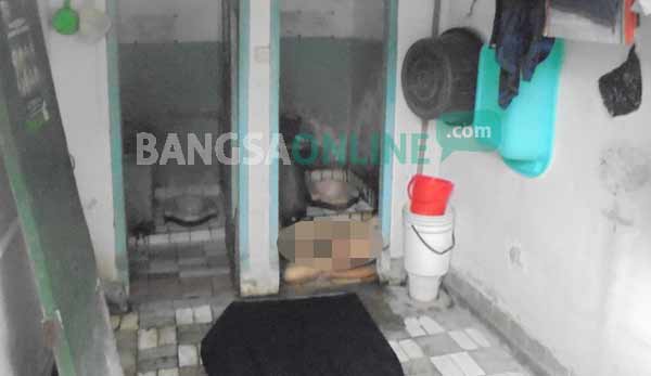 TAK DIKENAL: Sesosok mayat yang ditemukan tewas di kamar mandi kos-kosan, kemarin. foto: catur andy erlambang/ BANGSAONLINE
