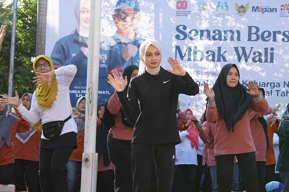 Peringati Harganas dan HAN 2025, Wali Kota Kediri Gelar Senam Bersama di Halaman Balai Kota