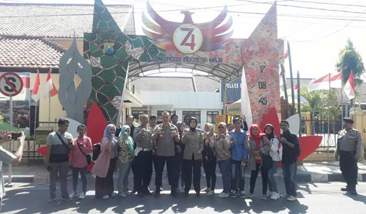 Kapolres Pamekasan beserta jajaran sedang foto di depan gapura Mapolres.