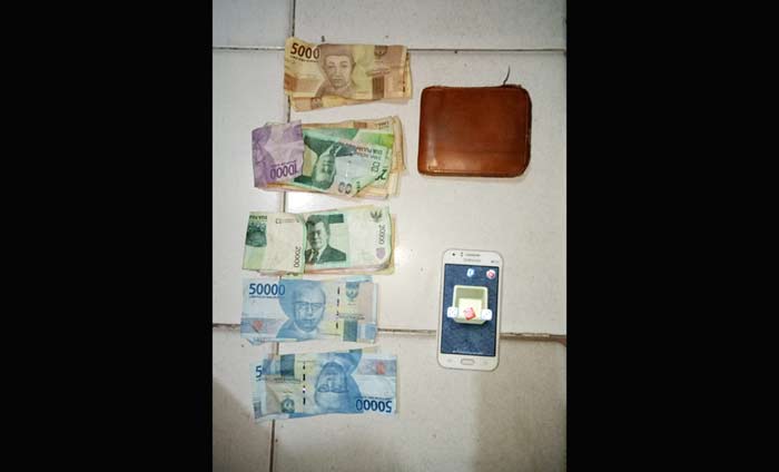 barang bukti berupa uang sebanyak Rp 410 ribu serta Hp dengan aplikasi judi dadu.