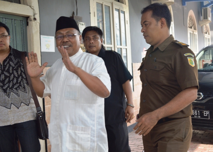 Komisioner KPU Situbondo H Imron Rasyidi saat menjelang dimasukkan ke Rutan Situbondo, Rabu (16/4/2014) lalu. foto : hadi prayitno/BangsaOnline