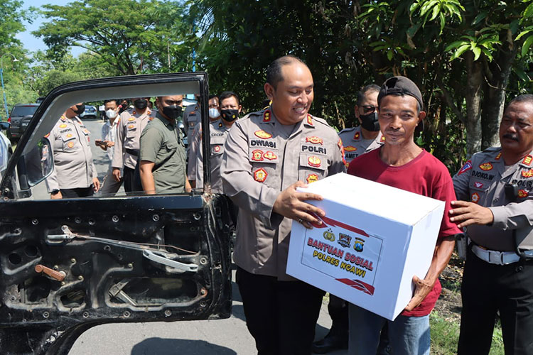 Kapolres Ngawi, AKBP. Dwiasi Wiyatputera menyerahkan bantuan sembako kepada salah satu sopir di wilayah kecamatan Kwadungan, Selasa (13/9/2022)