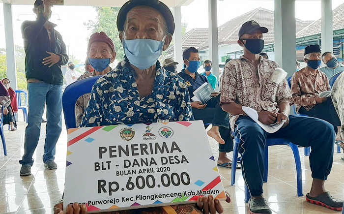 Warga sedang antre menerima BLT.