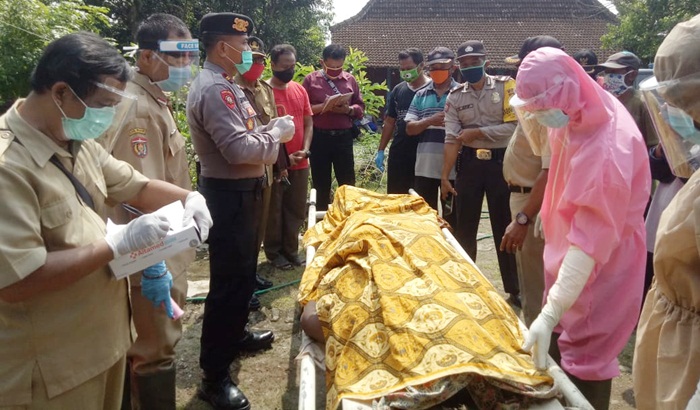 Jenazah korban usai dievakuasi petugas dibantu warga.