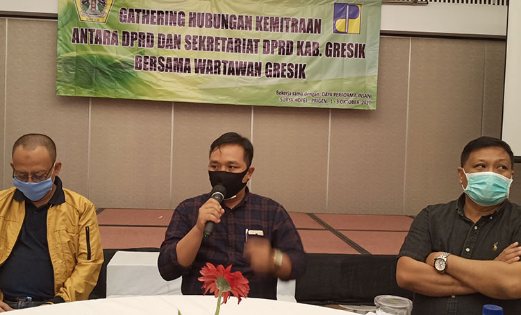 Ketua DPRD Gresik Moch. Abdul Qodir (tengah) bersama Wakil Ketua Ahmad Nurhamim dan Mujid Riduan ketika memberikan keterangan pers. (foto: SYUHUD/ BANGSAONLINE)